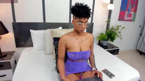  lucia wallace  online show from January 8, 12:47 am