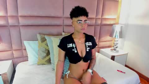 Snapshot of luciawallace chatting on October 4, 4:51 am lucia wallace online show from October 4, 4:51 am