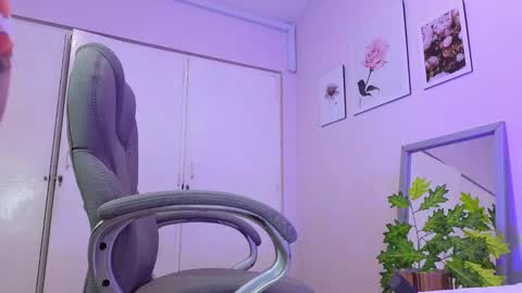 Snapshot of lucie_nicolls chatting on January 8, 7:56 pm Lucie   online show from January 8, 7:56 pm