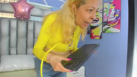  SleepyAbuela online show from November 18, 3:02 pm