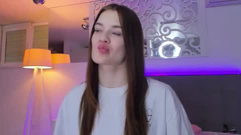 LuisaClover online show from March 4, 4:24 pm