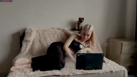 lumpyamsonia online show from December 4, 7:21 am