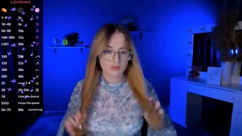 luna_berryy online show from September 23, 1:31 pm