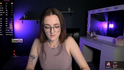 luna_berryy online show from March 11, 9:26 pm