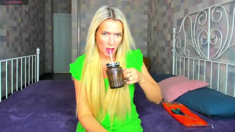 luna_lew1s online show from January 15, 8:09 am