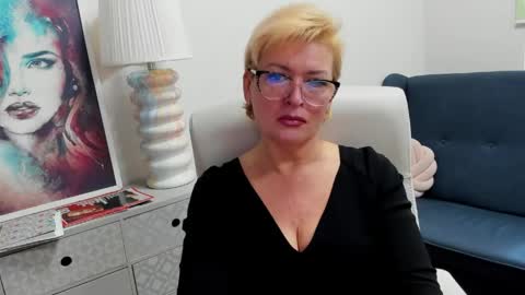 L u n a online show from April 22, 7:05 am