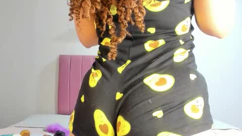 lunaaitana online show from November 8, 6:18 am