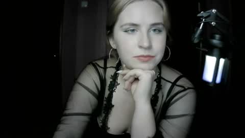 lunamystique_ online show from October 12, 8:22 pm