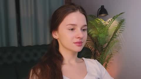 lunaolivia_ online show from November 4, 1:05 pm