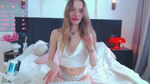 LunaticaBae online show from March 29, 3:49 am