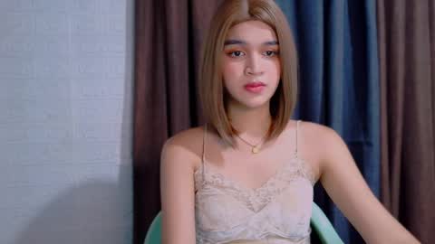 queen lux online show from April 6, 6:58 am