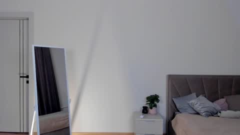  LYNN  online show from January 10, 6:18 am