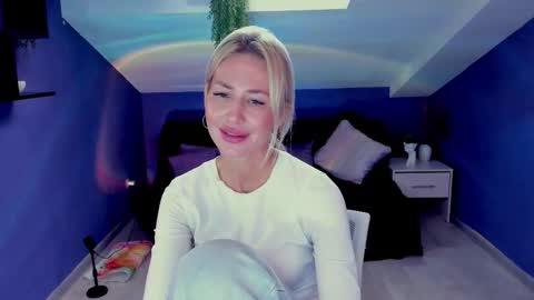 Snapshot of madammilly chatting on September 28, 6:42 am Evelyn online show from September 28, 6:42 am