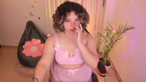 Snapshot of madelaine_taylor chatting on February 25, 12:05 pm madelaine_taylor online show from February 25, 12:05 pm