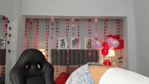 Snapshot of madie_collins7 chatting on February 17, 12:05 pm Madie online show from February 17, 12:05 pm