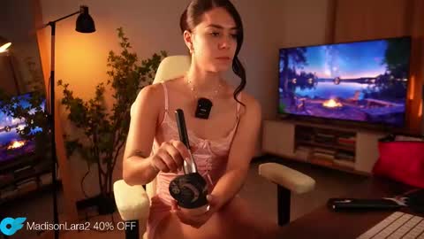 madisonlara online show from November 5, 6:35 pm