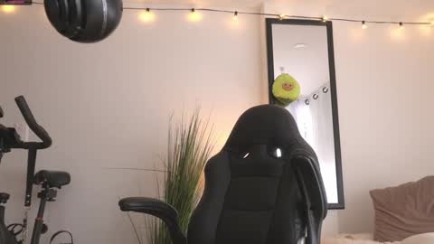 Maeve  schedule 11 am- 530 pm colombia time  online show from January 1, 6:38 pm