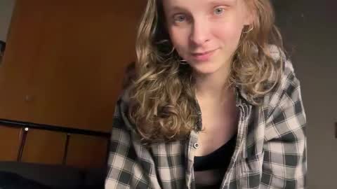 Snapshot of magic_mini_moon chatting on October 25, 7:32 pm Mikky or Moon online show from October 25, 7:32 pm