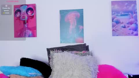 mai  online show from December 13, 7:53 pm