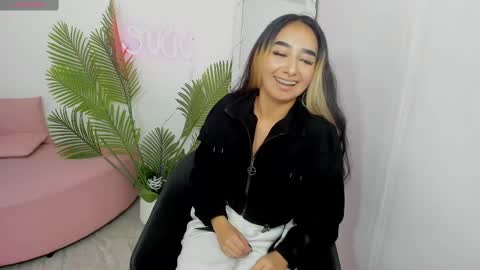 Snapshot of malory_tay chatting on February 5, 9:29 pm Malory online show from February 5, 9:29 pm