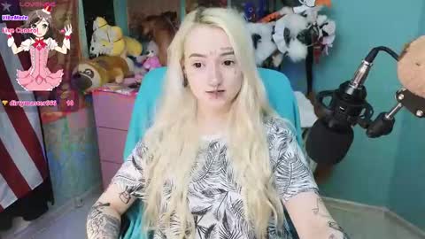 Snapshot of manuela_unicorn chatting on March 8, 8:13 pm Manuela online show from March 8, 8:13 pm