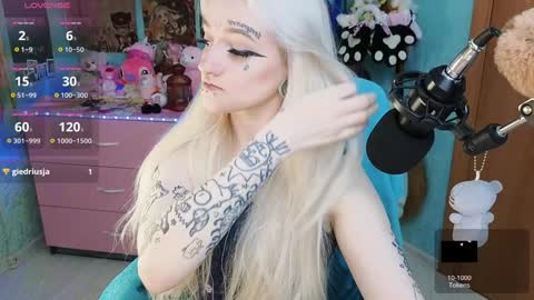 Snapshot of manuela_unicorn chatting on December 12, 8:21 pm Manuela online show from December 12, 8:21 pm