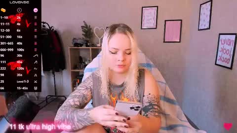 Snapshot of marcelinepeach chatting on February 28, 9:04 am Sara online show from February 28, 9:04 am