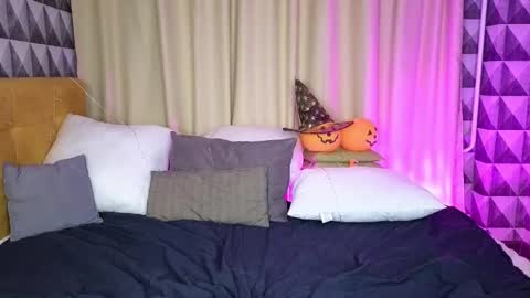 Mary  GMT 3 Mon Tue Wed Thu Fri 0300am - 0900am online show from October 28, 1:22 am