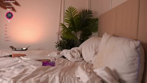 Caroline  qeeentease - ints qeentease - twitter online show from February 22, 9:37 pm