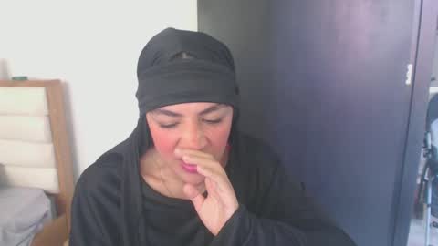 Snapshot of maryam_arabicmilk chatting on December 23, 3:23 pm maryam_arabicmilk online show from December 23, 3:23 pm