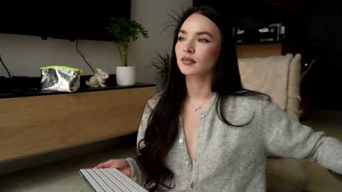 Snapshot of marypsiss chatting on October 3, 9:03 am Marina online show from October 3, 9:03 am