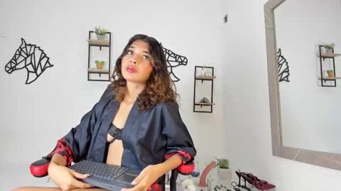 Snapshot of maya_deluxe chatting on September 15, 12:52 am maya_deluxe online show from September 15, 12:52 am