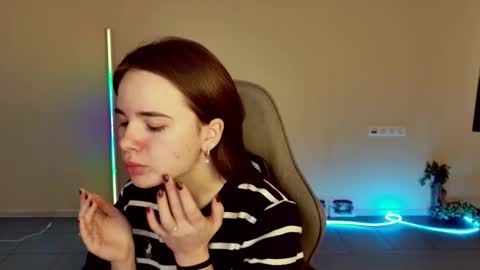 maybloom_ online show from February 3, 6:40 am