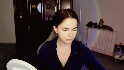 maybloom_ online show from January 7, 9:12 am