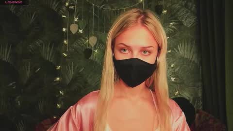 meeeewmeeeeow online show from November 18, 8:54 pm