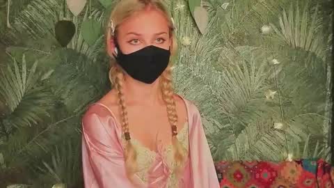 Snapshot of meeeewmeeeeow chatting on October 27, 9:53 pm meeeewmeeeeow online show from October 27, 9:53 pm