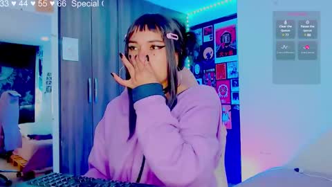 Snapshot of mel_dahlia chatting on January 27, 2:02 pm Melissa - - Please help me to reach 100 thumbs up online show from January 27, 2:02 pm