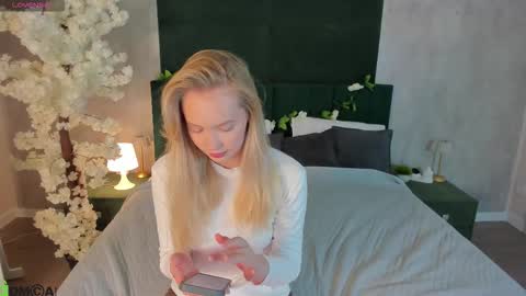 Melanie online show from December 17, 10:36 pm