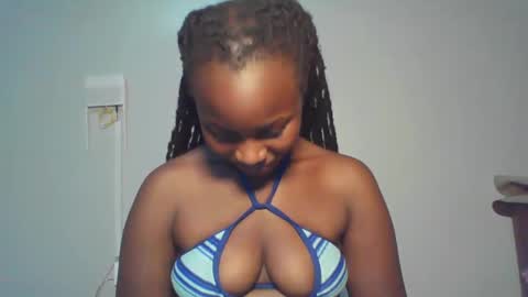 Snapshot of melanin_sassy96 chatting on December 17, 2:23 am bad lil shawry online show from December 17, 2:23 am