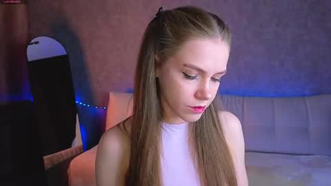 Melee Eva - Thumbs Up please  online show from April 21, 11:17 am