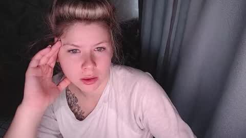 Melissa  Ray online show from October 25, 2:30 am