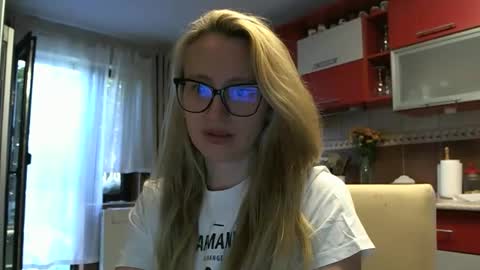 Snapshot of melly_rosey chatting on September 9, 7:08 am Melly online show from September 9, 7:08 am