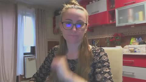 Snapshot of melly_rosey chatting on February 7, 8:01 am Melly online show from February 7, 8:01 am