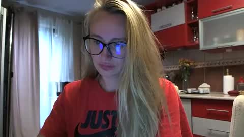 Snapshot of melly_rosey chatting on September 12, 7:29 am Melly online show from September 12, 7:29 am