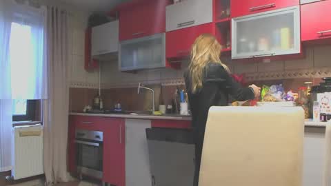 Snapshot of melly_rosey chatting on February 5, 7:50 am Melly online show from February 5, 7:50 am