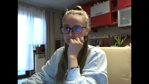 Snapshot of melly_rosey chatting on March 10, 7:33 am Melly online show from March 10, 7:33 am