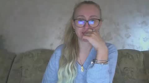 Snapshot of melly_rosey chatting on January 24, 8:02 am Melly online show from January 24, 8:02 am