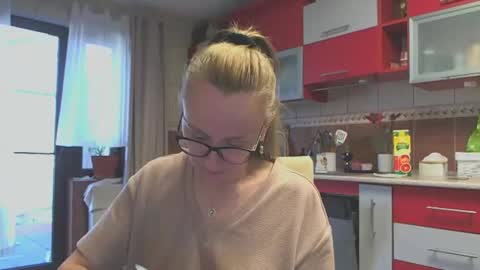 Snapshot of melly_rosey chatting on March 7, 8:02 am Melly online show from March 7, 8:02 am