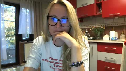 Snapshot of melly_rosey chatting on October 20, 6:49 am Melly online show from October 20, 6:49 am