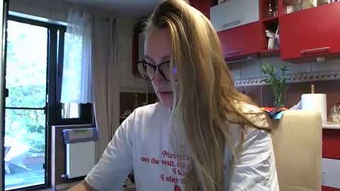 Snapshot of melly_rosey chatting on September 22, 6:45 am Melly online show from September 22, 6:45 am